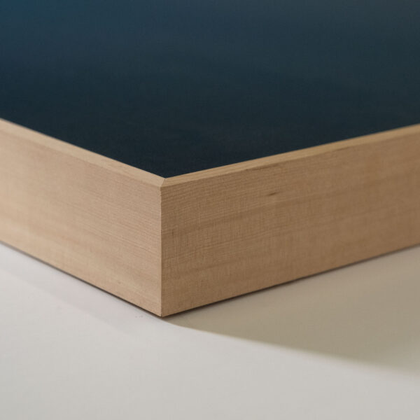 Impresión directa en aluminio 90x64 montado en marco de mañío natural 
Incluye despacho