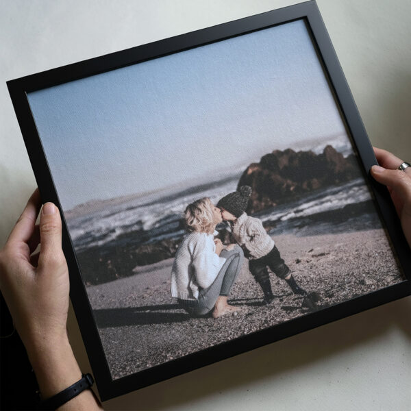 Tu Foto en Tela 100% Algodón + Marco Negro 55x75 cm